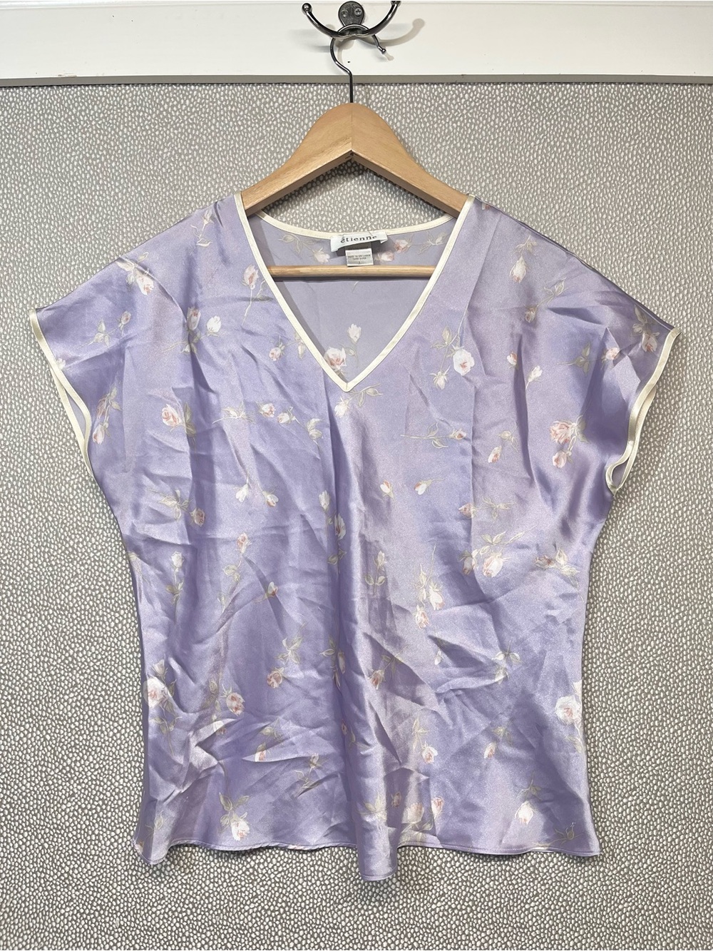 🆑 L Vintage Etiene Lavendar Floral V-Neck Satin Top CLEARANCE